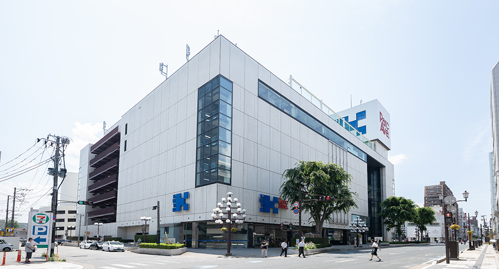 商業施設「〇〇」の向かいのビルとなります。
